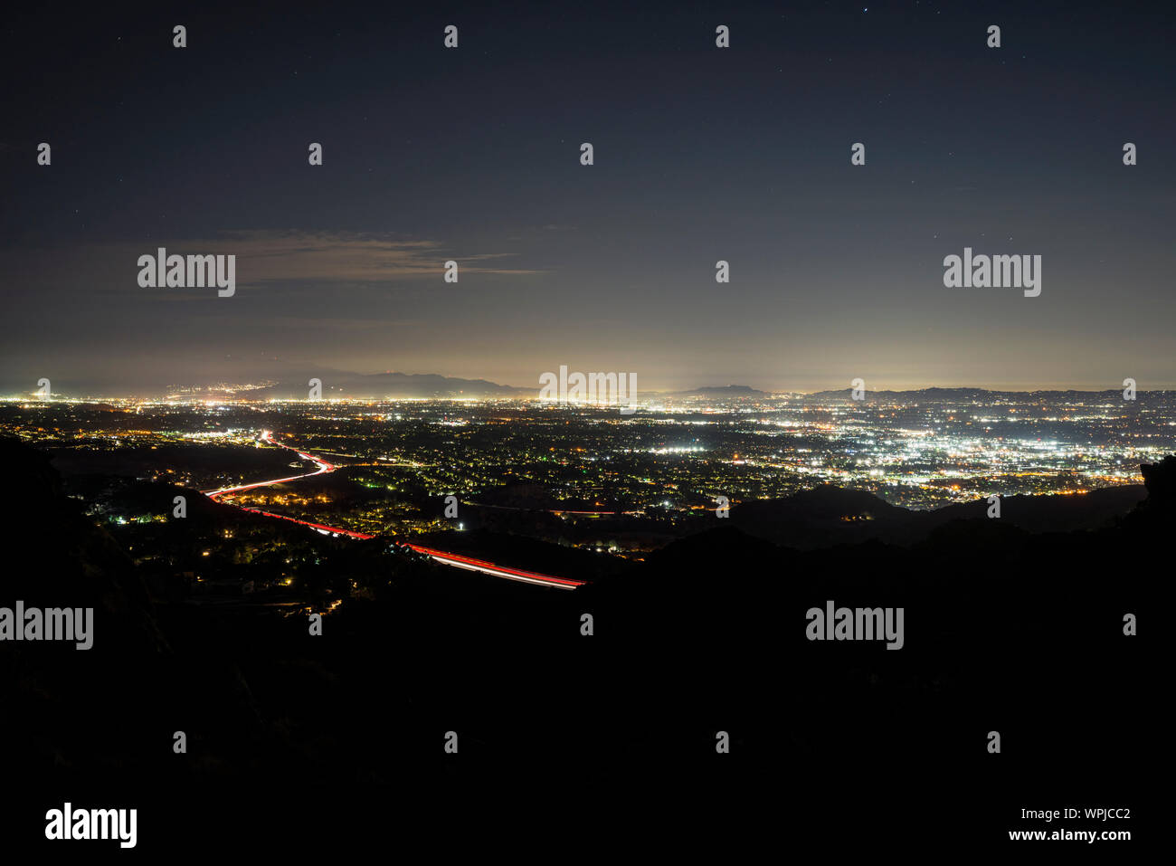 Nacht Stadtbild Blick von felsigen Gipfel oben Porter Ranch in San Fernando Valley Gegend von Los Angeles, Kalifornien. Stockfoto