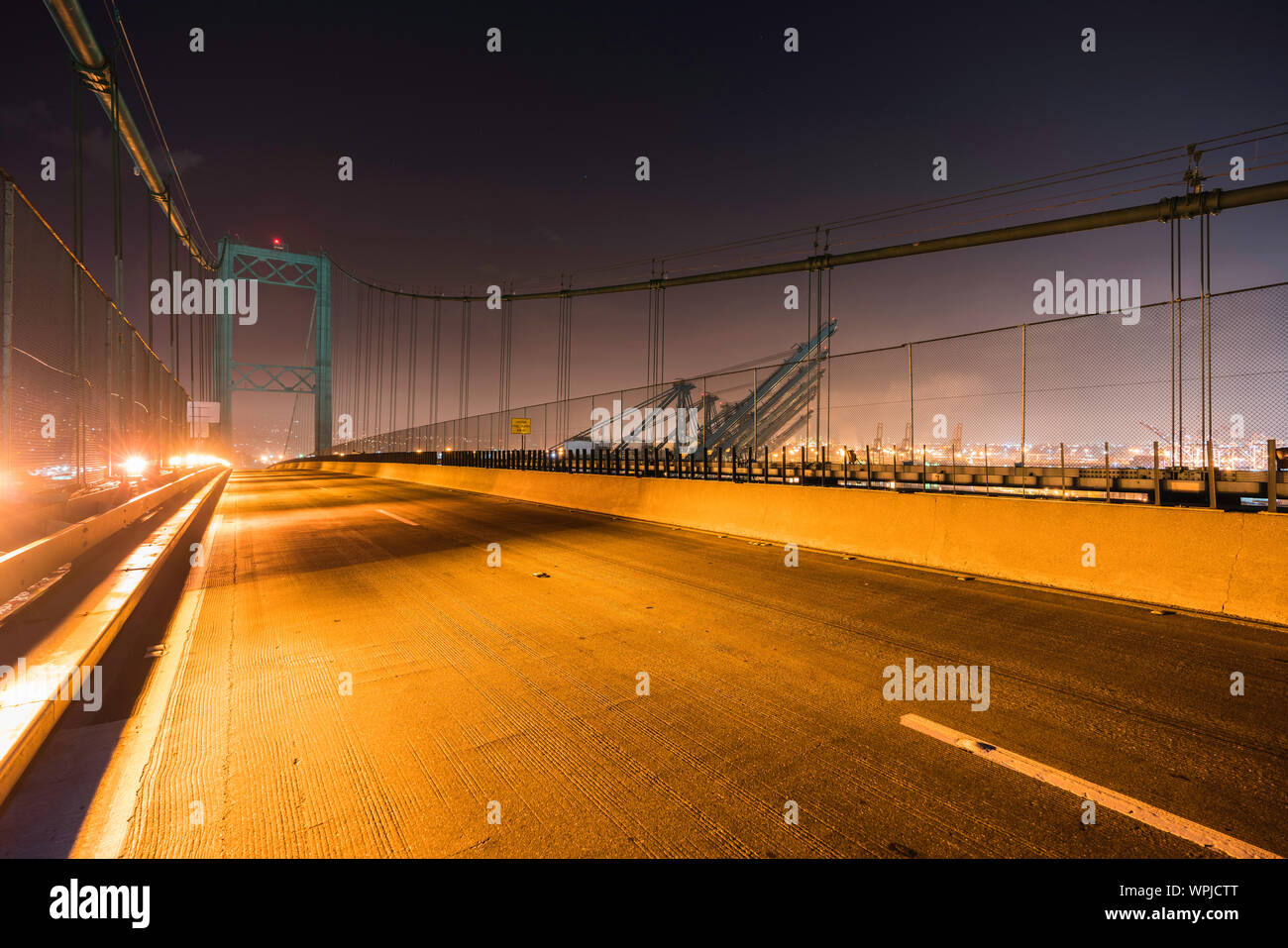 Nachtansicht von Vincent Thomas Bridge über Los Angeles Harbor, San Pedro und Terminal Island in Südkalifornien. Stockfoto
