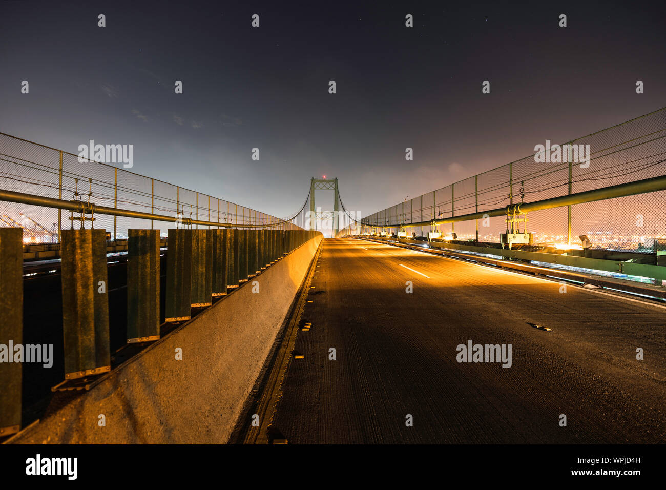 Nachtansicht von Vincent Thomas Bridge auf Terminal Island in Los Angeles, Kalifornien. Stockfoto