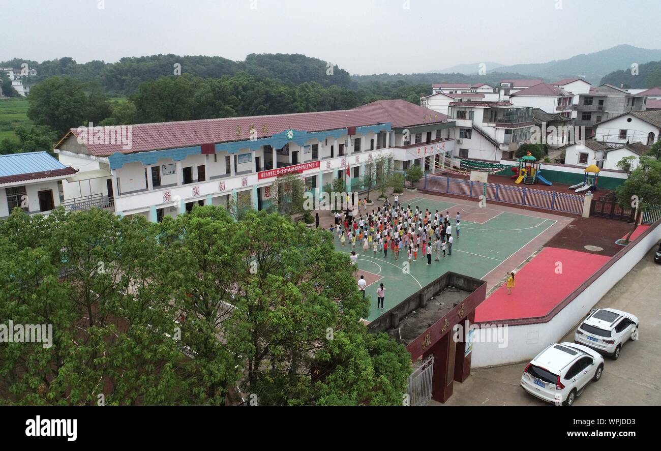 (190909) - NANCHANG, Sept. 9, 2019 (Xinhua) - Luftaufnahme auf Sept. 1, 2019 zeigt eine nationale Flagge Anhebung Zeremonie an Shangban Grundschule in Luoting Township, Wanli Bezirk von Nanchang Stadt, im Osten der chinesischen Provinz Jiangxi. Nach dem Abitur in 2013 von der normalen Ausbildung, Tu arbeitete als Assistent in einer Ausbildungseinrichtung und Gemeinschaft funktionieren, aber Sie hat immer davon geträumt, ein Lehrer. Im Jahr 2016 legte sie der Lehrer Einstellung Prüfung der Provinz Jiangxi und wurde zu einem ländlichen Lehrer. In den letzten drei Jahren, Tu Youyou hat die Anerkennung der Eltern ihrer Schüler" gewonnen. Stockfoto