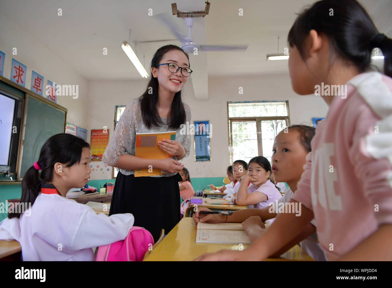 (190909) - NANCHANG, Sept. 9, 2019 (Xinhua) - Tu Youyou (2.L) gibt eine englische Lektion an Shangban Grundschule in Luoting Township, Wanli Bezirk von Nanchang Stadt, im Osten der chinesischen Provinz Jiangxi, Sept. 2, 2019. Nach dem Abitur in 2013 von der normalen Ausbildung, Tu arbeitete als Assistent in einer Ausbildungseinrichtung und Gemeinschaft funktionieren, aber Sie hat immer davon geträumt, ein Lehrer. Im Jahr 2016 legte sie der Lehrer Einstellung Prüfung der Provinz Jiangxi und wurde zu einem ländlichen Lehrer. In den letzten drei Jahren, Tu Youyou hat die Anerkennung der Eltern ihrer Schüler" gewonnen. Nun, die 29-o Stockfoto