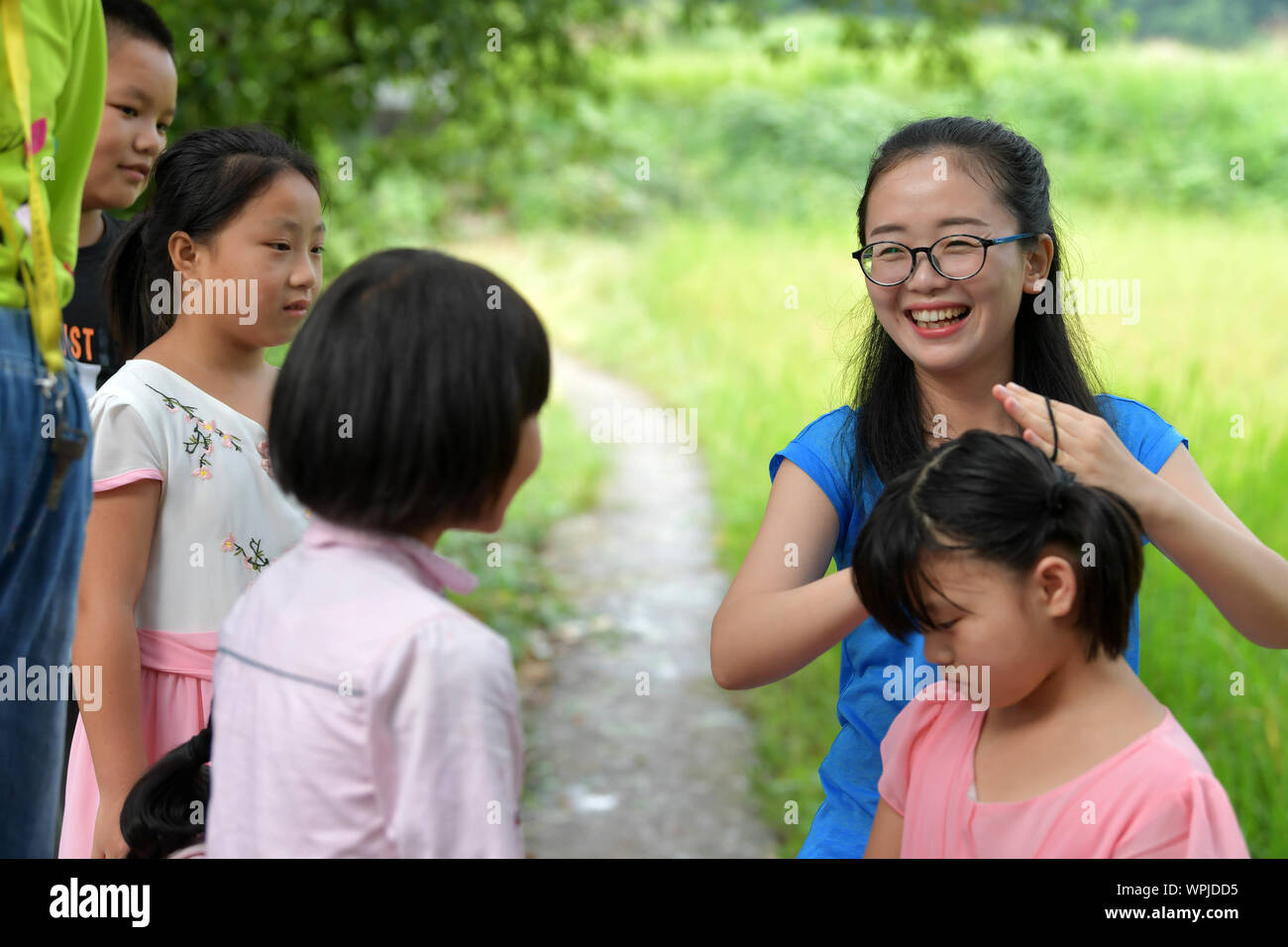 (190909) - NANCHANG, Sept. 9, 2019 (Xinhua) - Tu Youyou Zöpfe ist ein Mädchen Haar an Caojia Dorf in Luoting Township, Wanli Bezirk von Nanchang City, der ostchinesischen Provinz Jiangxi, Sept. 2, 2019. Nach dem Abitur in 2013 von der normalen Ausbildung, Tu arbeitete als Assistent in einer Ausbildungseinrichtung und Gemeinschaft funktionieren, aber Sie hat immer davon geträumt, ein Lehrer. Im Jahr 2016 legte sie der Lehrer Einstellung Prüfung der Provinz Jiangxi und wurde zu einem ländlichen Lehrer. In den letzten drei Jahren, Tu Youyou hat die Anerkennung der Eltern ihrer Schüler" gewonnen. Jetzt ist der 29-Jährige der ländlichen Lehrer ist Stockfoto