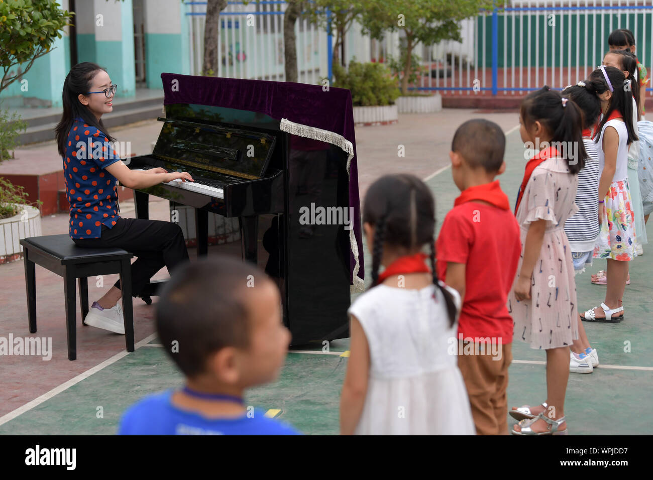 (190909) - NANCHANG, Sept. 9, 2019 (Xinhua) - Tu Youyou spielt Klavier zu begrüßen Studenten während der Eröffnung des neuen Semester an Shangban Grundschule in Luoting Township, Wanli Bezirk von Nanchang City, der ostchinesischen Provinz Jiangxi, Sept. 1, 2019 nach Abschluss der normalen Ausbildung Major in 2013, Tu arbeitete als Assistent in einer Ausbildungseinrichtung und Gemeinschaft funktionieren, aber Sie hat immer davon geträumt, ein Lehrer. Im Jahr 2016 legte sie der Lehrer Einstellung Prüfung der Provinz Jiangxi und wurde zu einem ländlichen Lehrer. In den letzten drei Jahren, Tu Youyou hat die recognitio gewonnen Stockfoto
