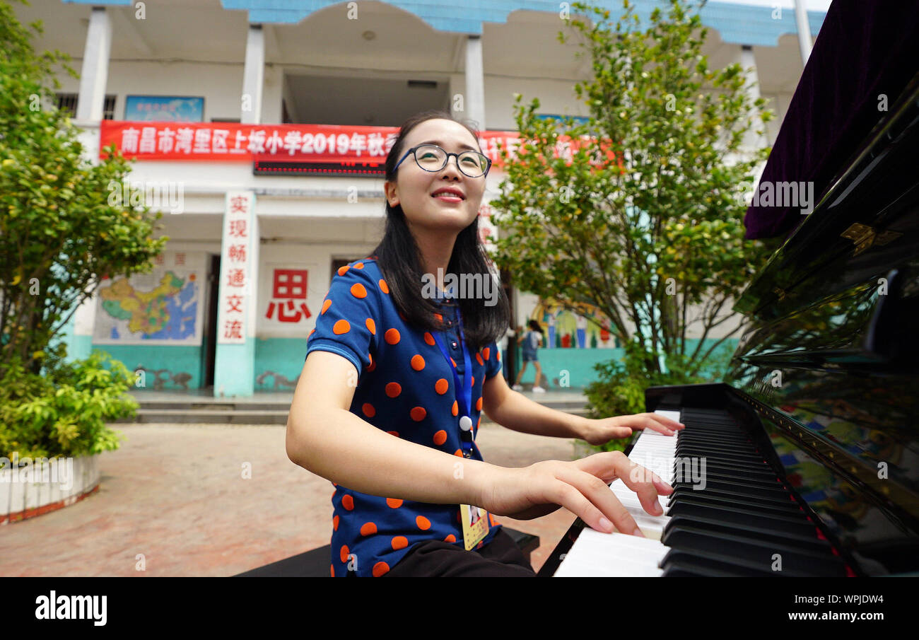(190909) - NANCHANG, Sept. 9, 2019 (Xinhua) - Tu Youyou spielt Klavier begrüßen zu Studierenden an Shangban Grundschule in Luoting Township, Wanli Bezirk von Nanchang City, der ostchinesischen Provinz Jiangxi, Sept. 1, 2019. Nach dem Abitur in 2013 von der normalen Ausbildung, Tu arbeitete als Assistent in einer Ausbildungseinrichtung und Gemeinschaft funktionieren, aber Sie hat immer davon geträumt, ein Lehrer. Im Jahr 2016 legte sie der Lehrer Einstellung Prüfung der Provinz Jiangxi und wurde zu einem ländlichen Lehrer. In den letzten drei Jahren, Tu Youyou hat die Anerkennung der Eltern ihrer Schüler" gewonnen. Nun, die 29-ye Stockfoto
