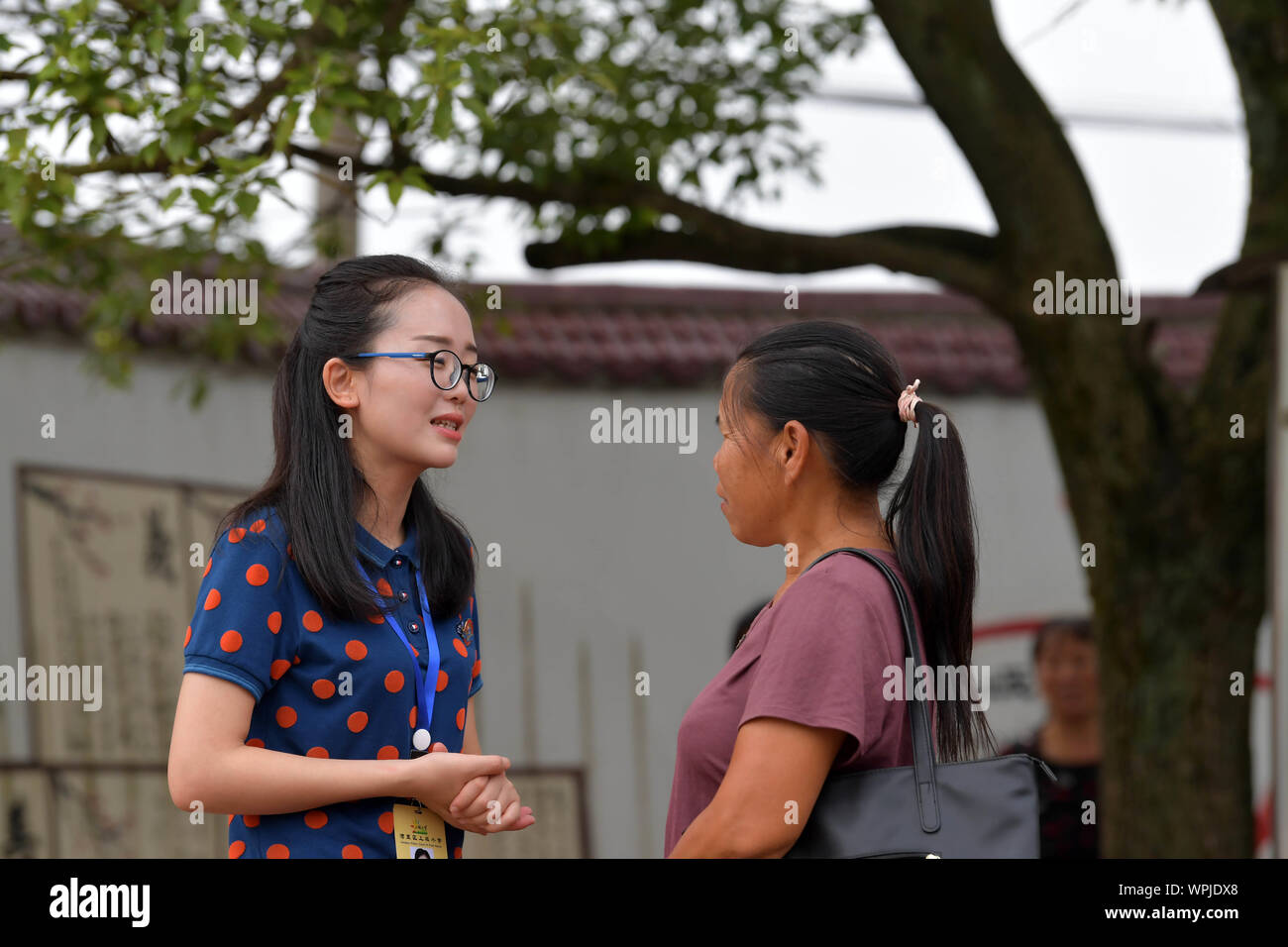 (190909) - NANCHANG, Sept. 9, 2019 (Xinhua) - Tu Youyou (L) Gespräche mit der Mutter über die Leistung Ihres Kindes im Urlaub Shangban Grundschule in Luoting Township, Wanli Bezirk von Nanchang City, der ostchinesischen Provinz Jiangxi, Sept. 1, 2019. Nach dem Abitur in 2013 von der normalen Ausbildung, Tu arbeitete als Assistent in einer Ausbildungseinrichtung und Gemeinschaft funktionieren, aber Sie hat immer davon geträumt, ein Lehrer. Im Jahr 2016 legte sie der Lehrer Einstellung Prüfung der Provinz Jiangxi und wurde zu einem ländlichen Lehrer. In den letzten drei Jahren, Tu Youyou hat die Anerkennung ihrer Stud gewonnen Stockfoto