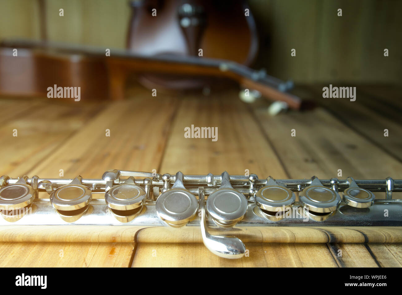 Flöte, Geige, Ukulele Musik Instrument auf Holz Stockfoto