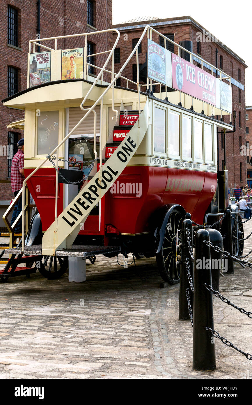 Rückansicht eines klassischen Dampf Bus an der Liverpool Docks, der Hafen von Liverpool England Großbritannien Stockfoto