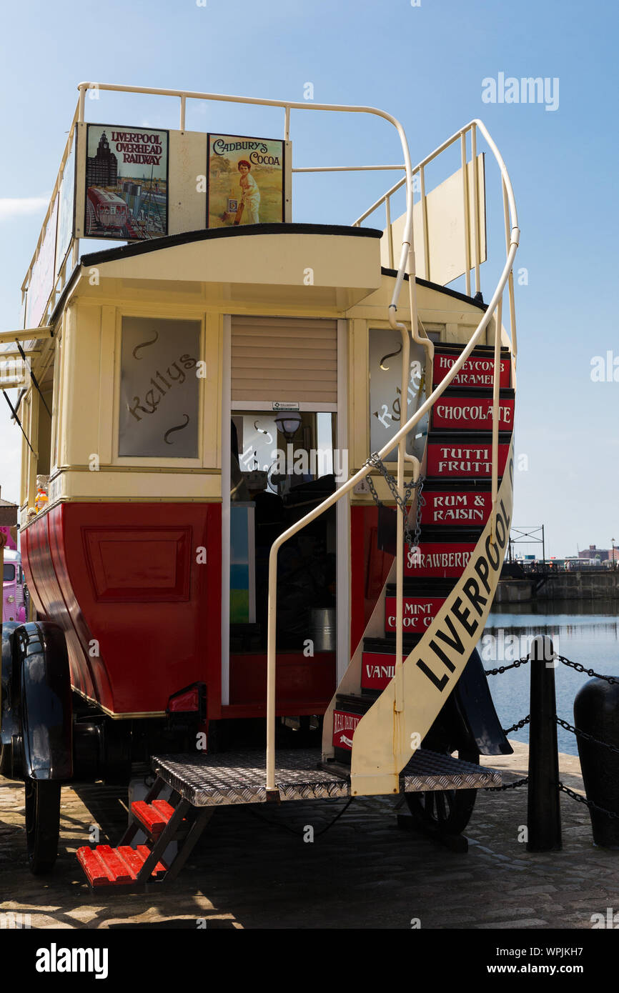 Rückansicht eines klassischen Dampf Bus an der Liverpool Docks, der Hafen von Liverpool England Großbritannien Stockfoto