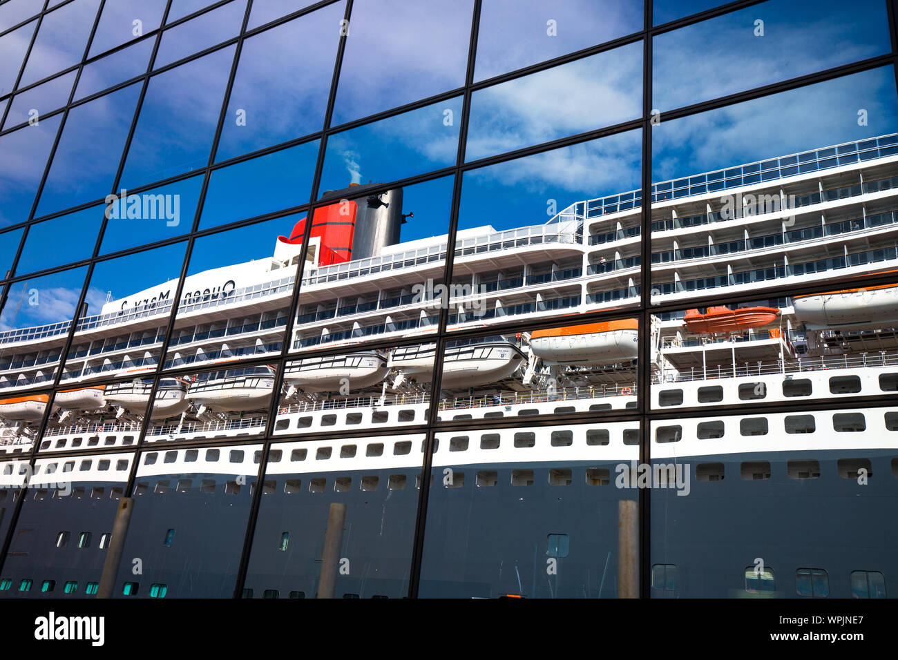 Fenster Reflexion der Cunard liner RMS Queen Mary 2 (QM2) im Hafen Büros in Reykjavik, Island. Stockfoto