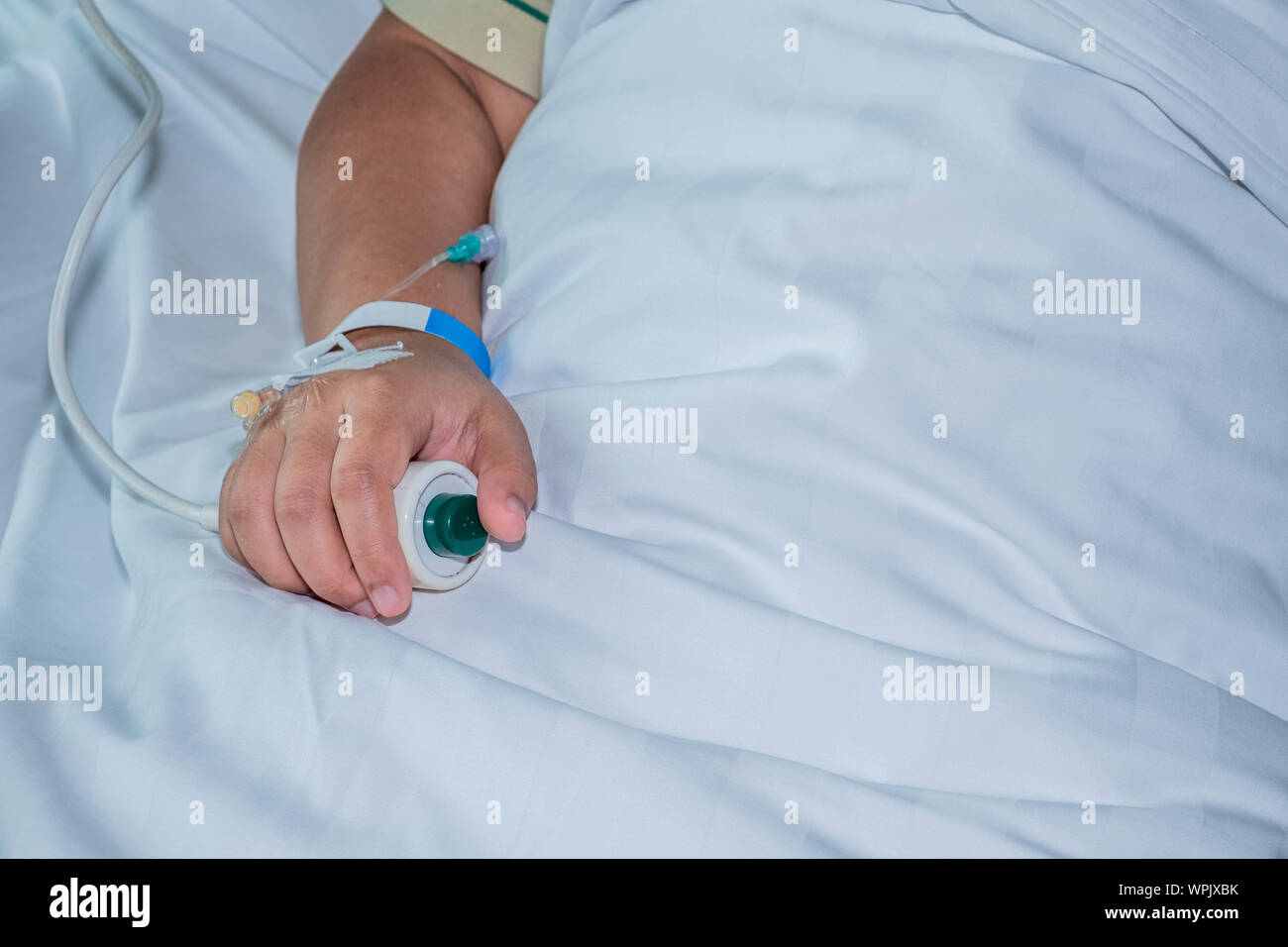Patient im Krankenhaus im Bett mit Not-Aus-Knopf Close up Stockfoto