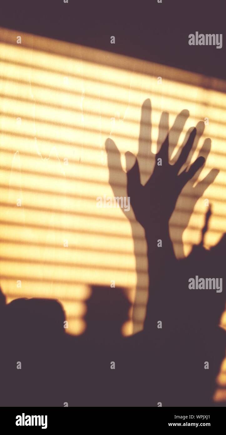 Silhouette Hände gegen helles Licht Stockfoto