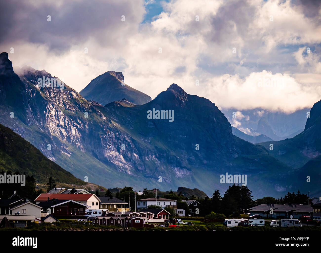 Dramatische Landschaft auf E10 Autobahn in Lofoten bei Sonnenuntergang, Nord Norwegen Stockfoto