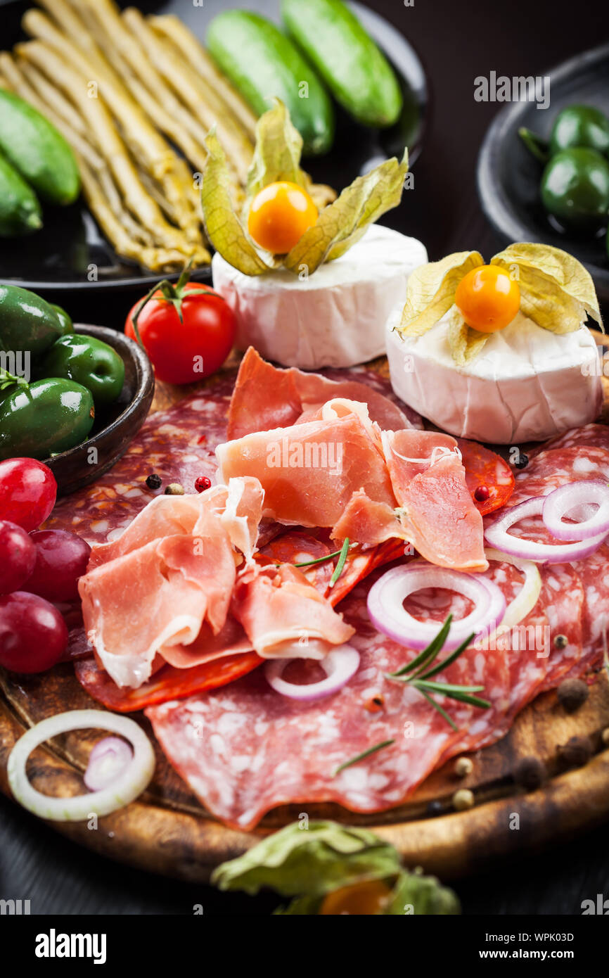 Serrano Schinken platter mit Variation von Vorspeisen Stockfoto
