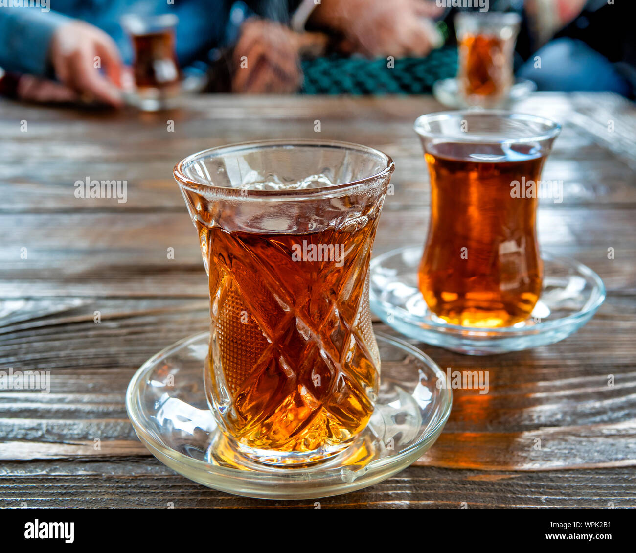 Tee in den aserbaidschanischen Traditionelle armudu (birnenförmig) Glas auf einen hölzernen Tisch Stockfoto