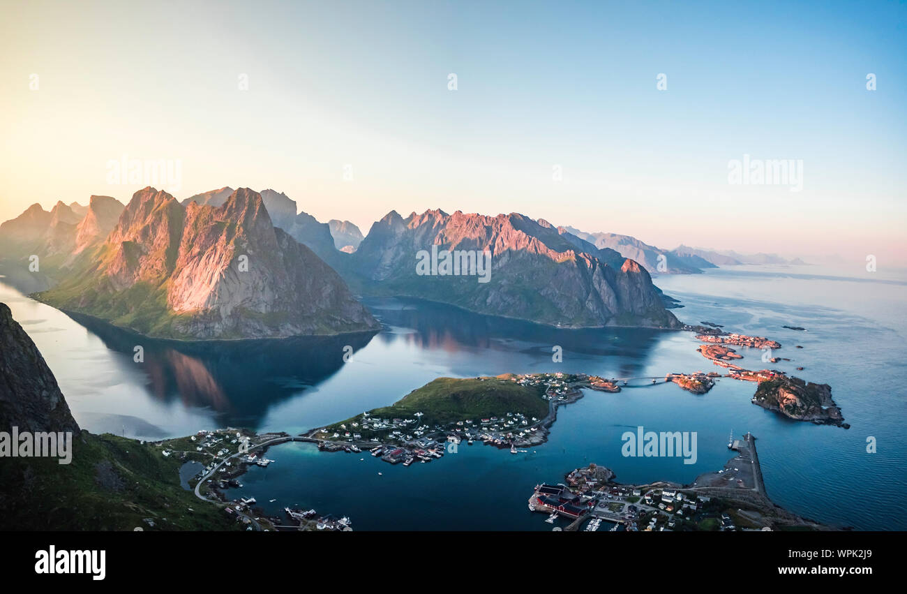 Schönen Panoramablick auf die Landschaft der Reine auf Reinebringen bei Sonnenuntergang an einem klaren Sommertag, Lofoten, Norwegen Stockfoto