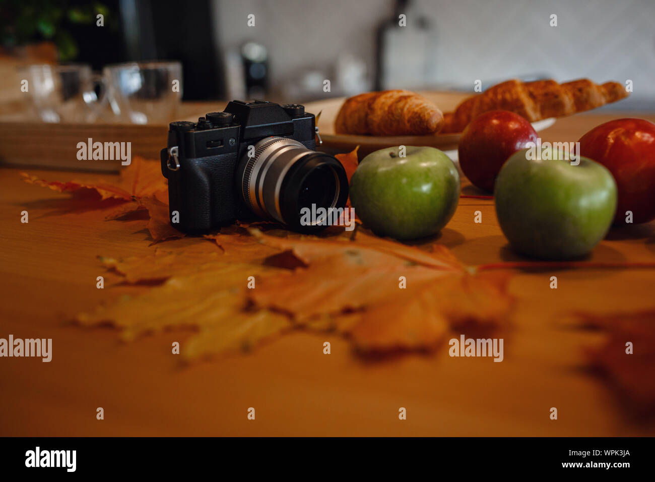 Sseries Herbst in der Küche, Melancholie und warm.. Entspannen in kaltem Wetter. Stockfoto