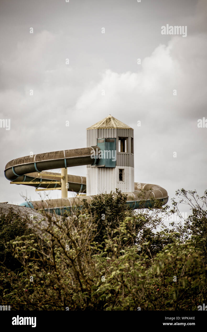 Outdoor geschossen von einem alten, verlassenen Innenpool mit seinen remarakable Rutschenturm in Nes, Ameland, im August 2019 Stockfoto