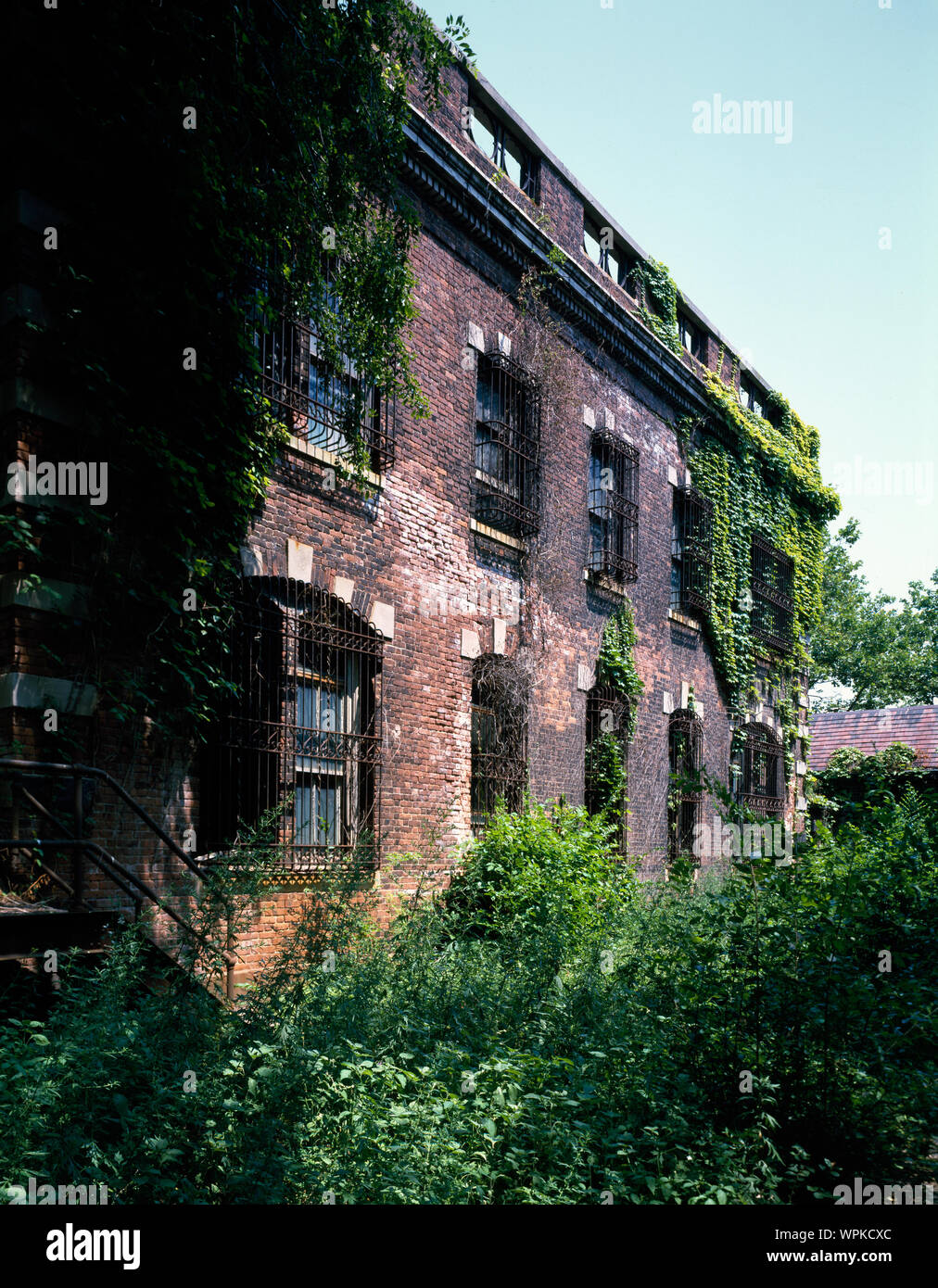 Lange verlassenen Krankenhaus Gebäude, verwendet, um Kranken, die Einwanderer in die Quarantäne auf Ellis Island Immigration station Stockfoto