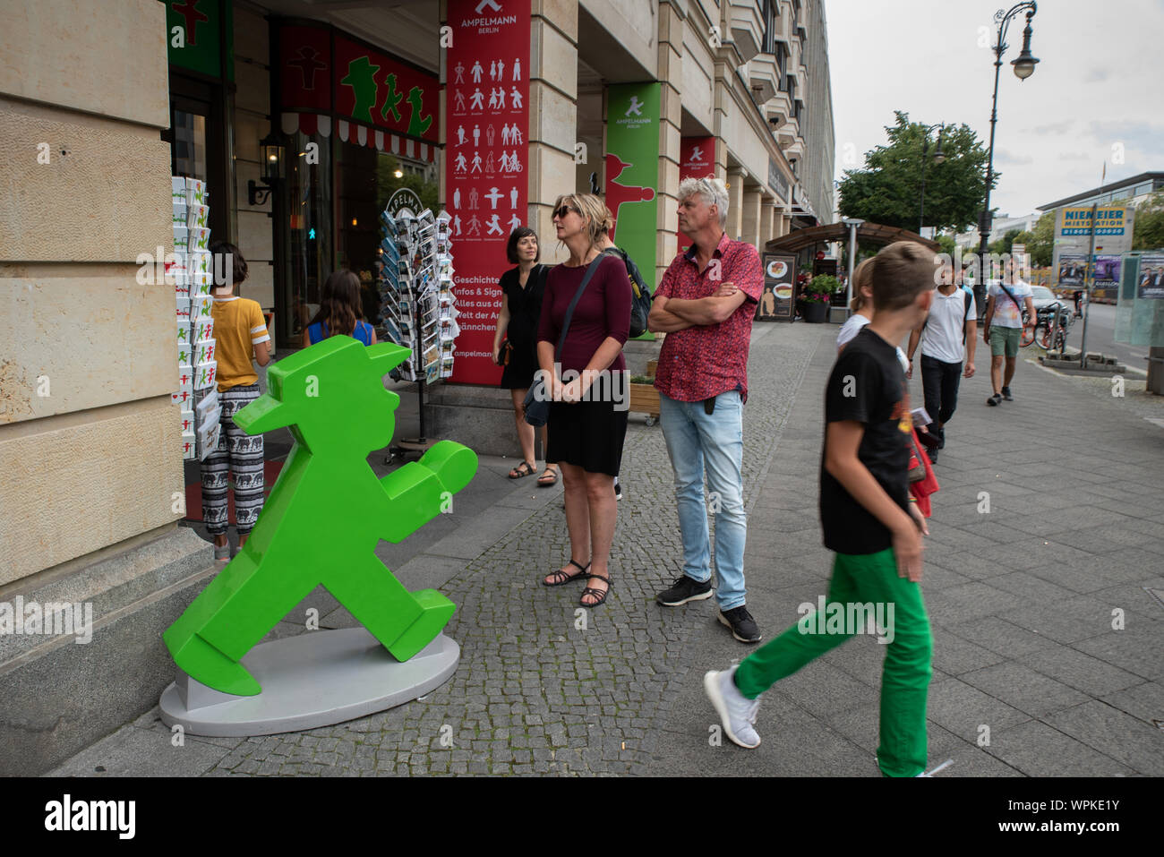 Touristen bin Unter Den Linden, Berlin, Deutschland. //Touristen auf Unter Den Linden, Berlin, Deutschland. Stockfoto
