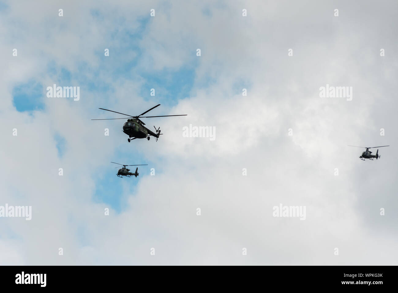 NIS, Serbien - Mai 10, 2019: Air Parade Treffen in Nis, Serbien - Hubschrauber fliegen in Formation von drei. Stockfoto