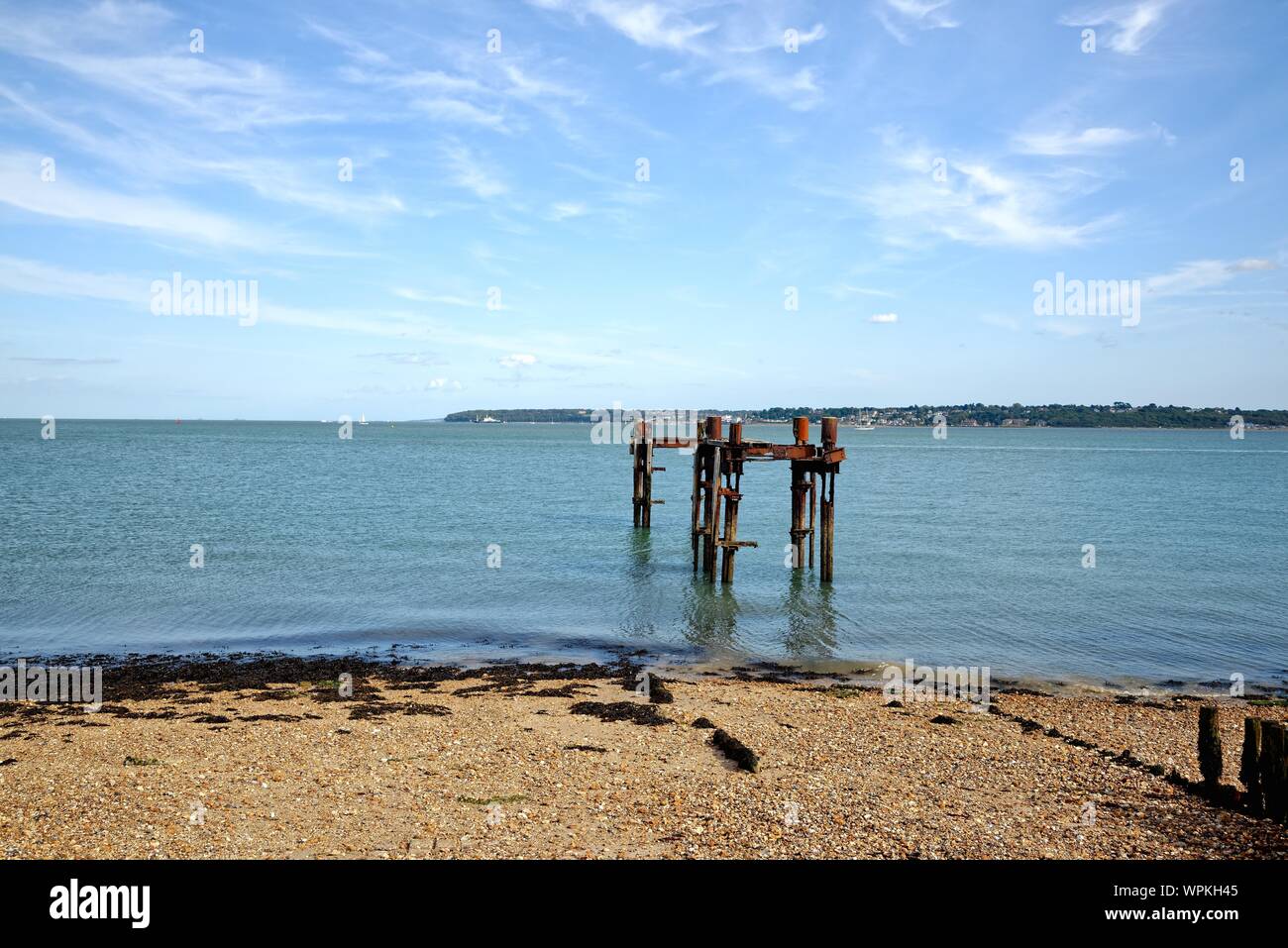 Die Überreste eines militärischen Pier "Delphine" auf Lepe Strand, ein Bereich verwendet Mulberry Häfen während des Zweiten Weltkriegs Hampshire UK zu konstruieren bekannt Stockfoto