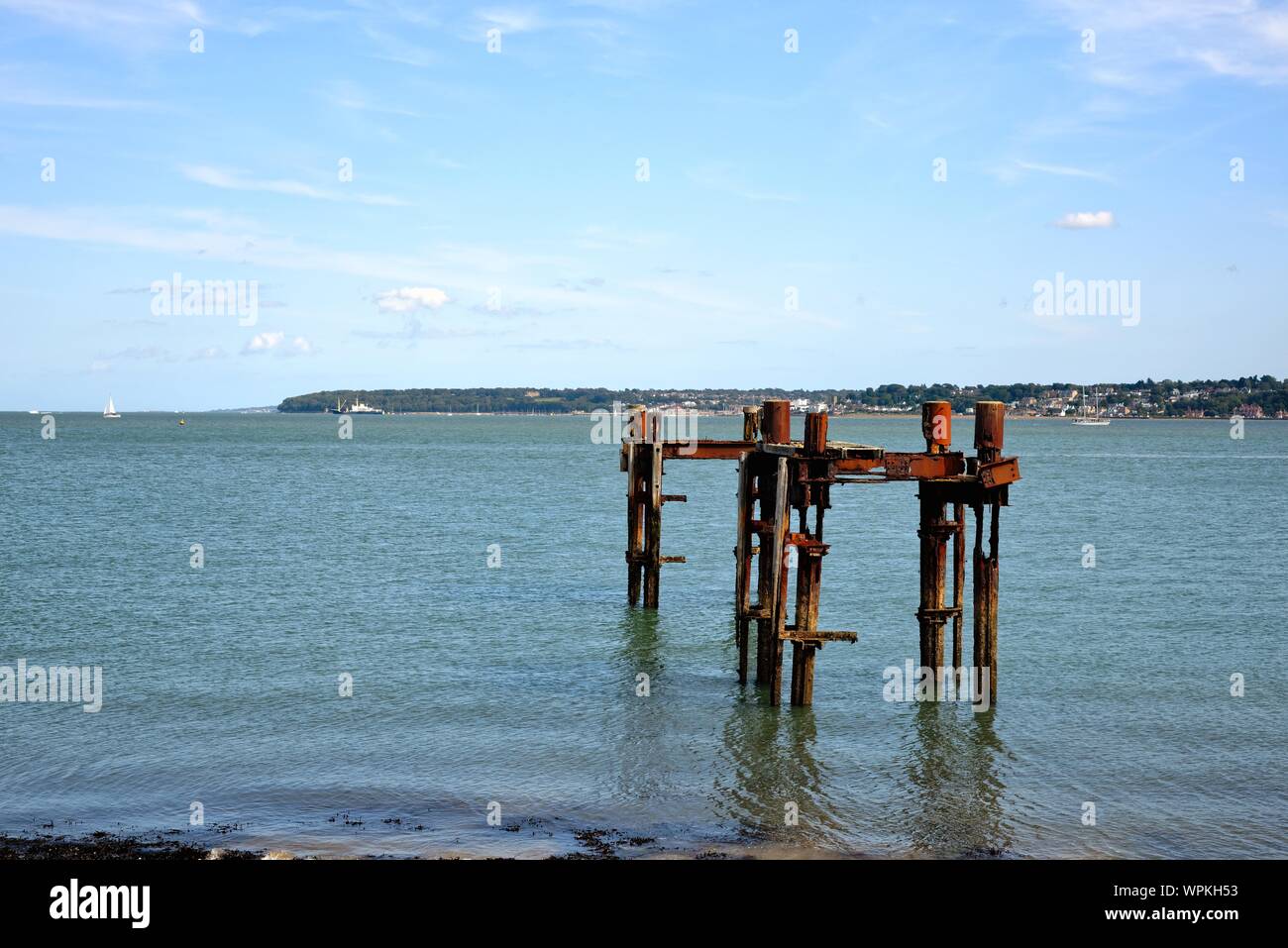 Die Überreste eines militärischen Pier "Delphine" auf Lepe Strand, ein Bereich verwendet Mulberry Häfen während des Zweiten Weltkriegs Hampshire UK zu konstruieren bekannt Stockfoto