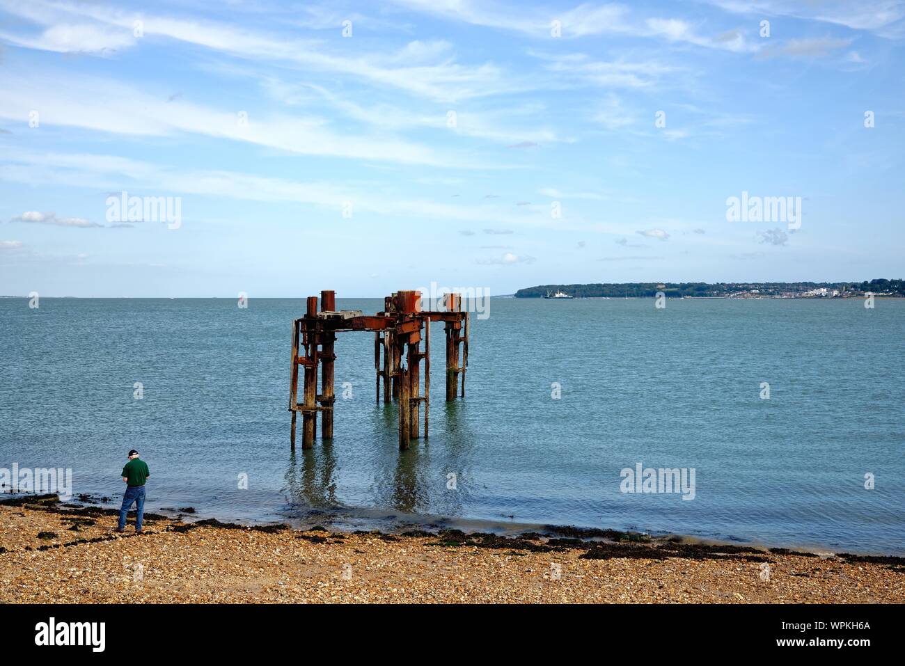 Die Überreste eines militärischen Pier "Delphine" auf Lepe Strand, ein Bereich verwendet Mulberry Häfen während des Zweiten Weltkriegs Hampshire UK zu konstruieren bekannt Stockfoto