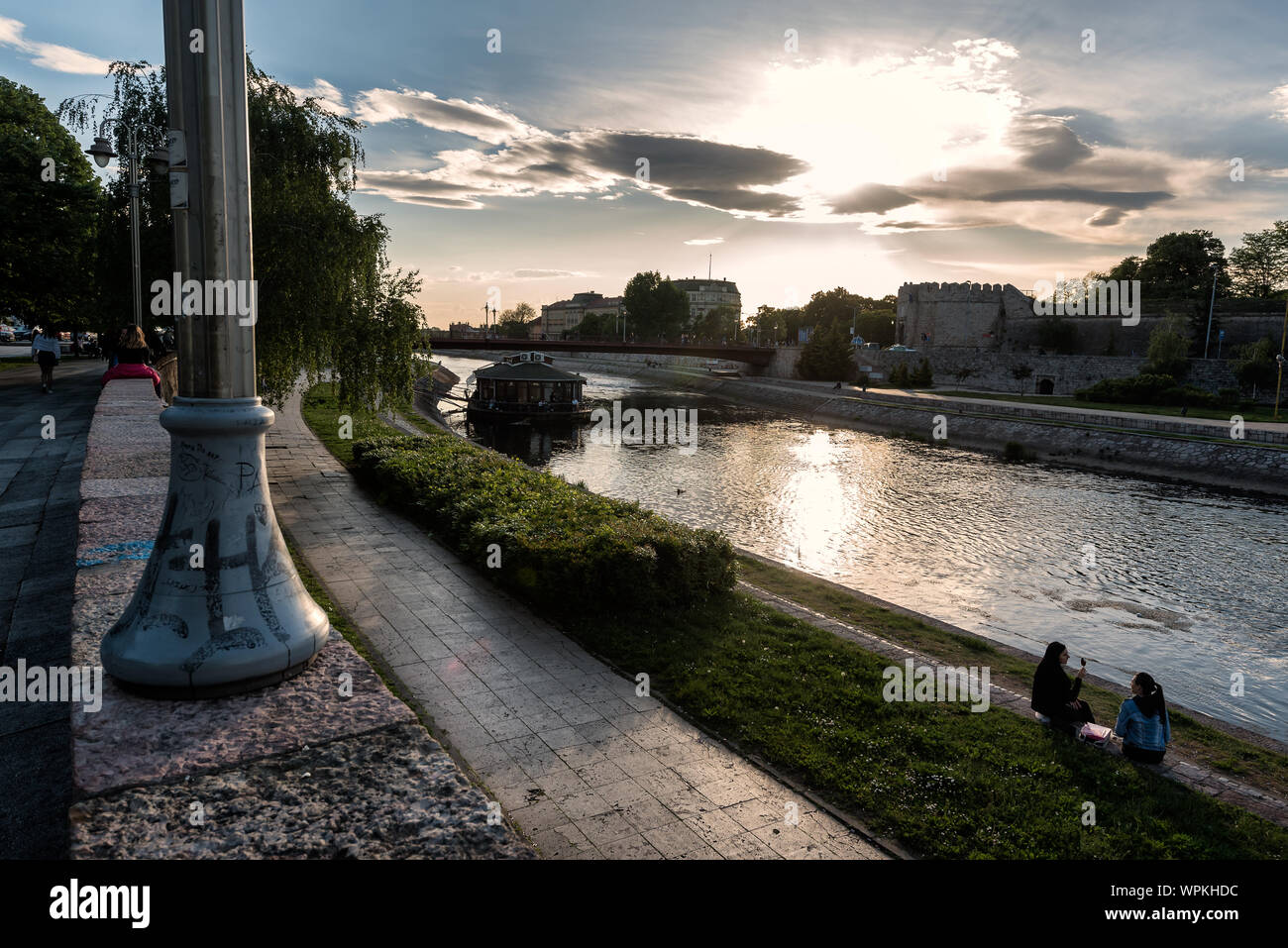 NIS, Serbien - 3. Mai 2019: Festung von Nis und Universität, am Ufer des Flusses Nisava mit schwebenden Coffee Bar. Nis ist die drittgrößte Stadt von S Stockfoto