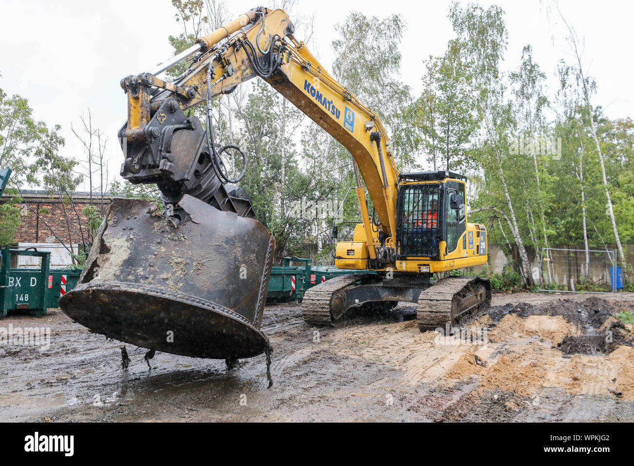 09. September 2019, Sachsen, Leipzig: Ein Bagger erholt Teil eines alten Tank auf dem Gelände der ehemaligen Lacufa Tanklager (vormals VEB Farben und Lackfabrik Leipzig). Chemische Substanzen haben auf der Website seit 1928 gespeichert wurden. Lösungsmittel und Verdünner wurden in sieben unterirdischen Tanks mit einem Fassungsvermögen von insgesamt 200.000 Litern gespeichert. Während vieler Jahre des Betriebs, beträchtliche Mengen der Stoffe wurden in den Boden abgegeben. 80 Prozent der Sanierungskosten von 1,4 Mio. EUR durch das Land Sachsen refinanziert werden. Komplizierte Besitzverhältnisse und Rechtsnachfolge bisher Pr Stockfoto