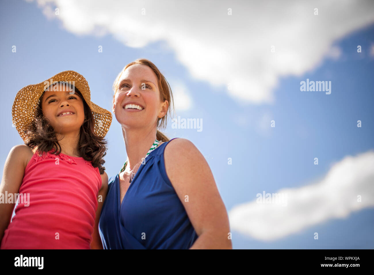 Mutter und Tochter in die Ferne schauen. Stockfoto