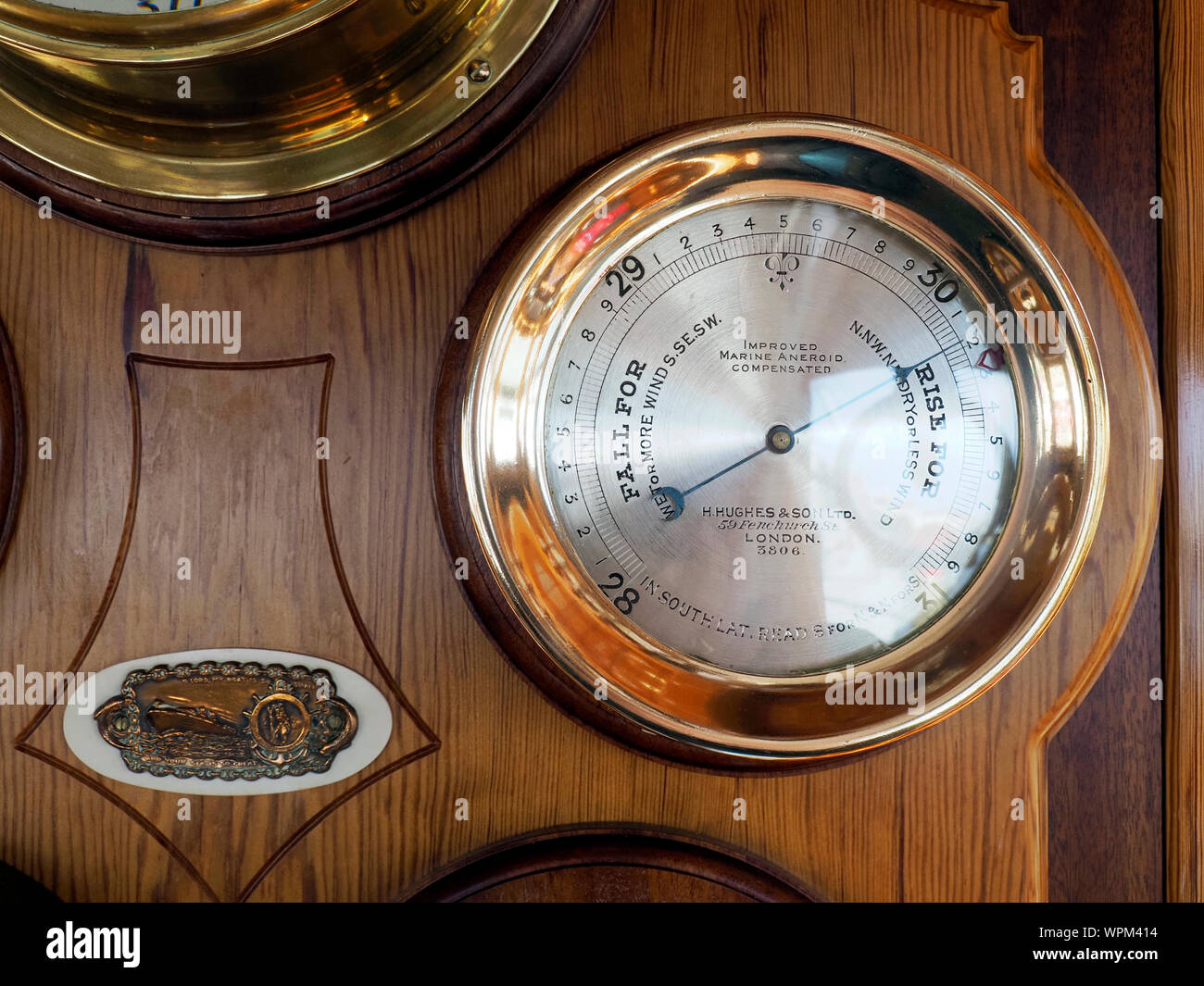 Ist ein altes Schiff Barometer mit Messing poliert Lünette auf das vor kurzem erbaute Dampfschiff SS George Stephenson im Besitz von servatius Strik. Stockfoto