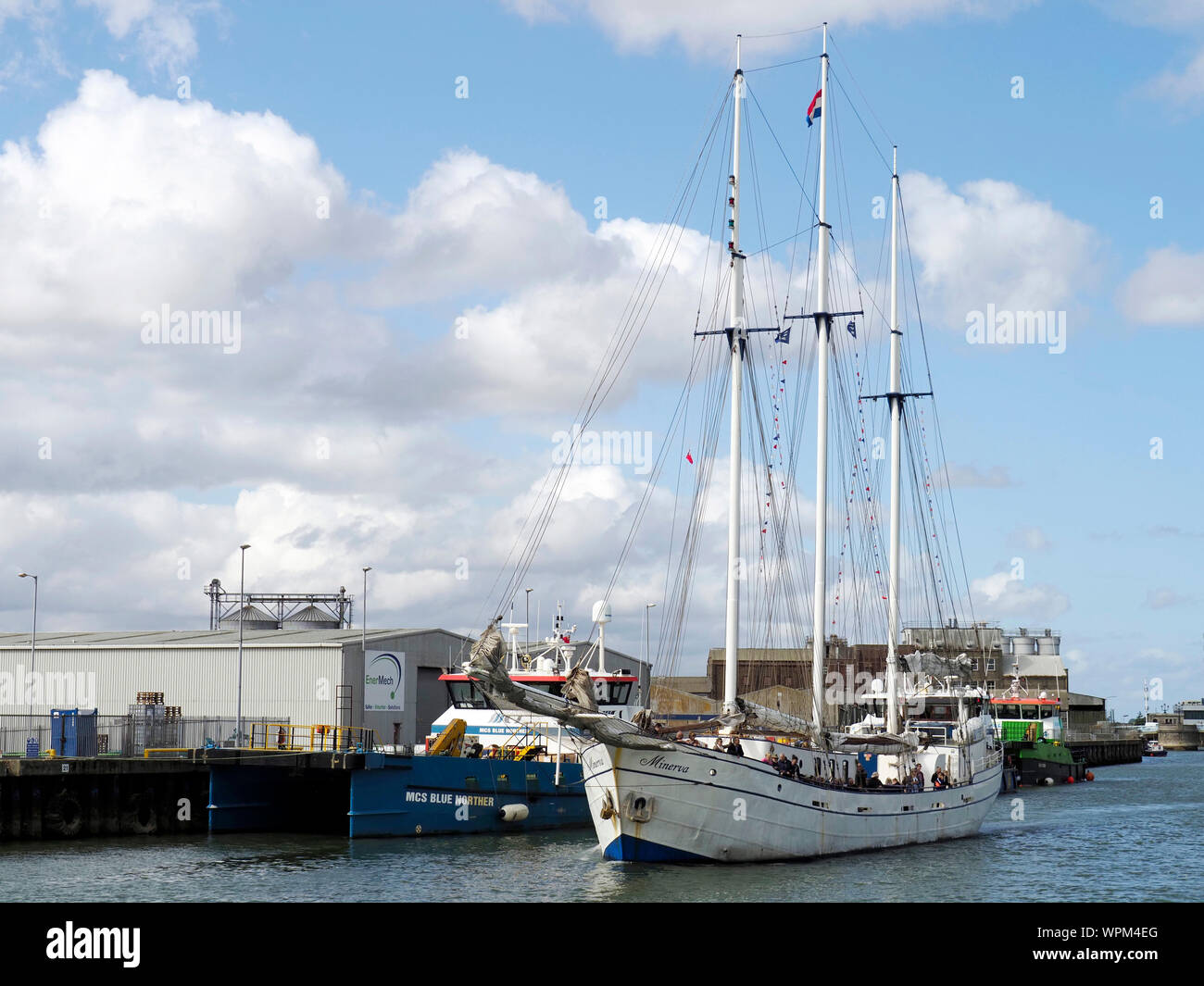 Die Tall Ship SV Minerva rangieren in Great Yarmouth (Norfolk) Hafen wie es sich herausstellt, zum Meer mit einer Reise während der 2019 Maritime Festival zu Kopf. Stockfoto