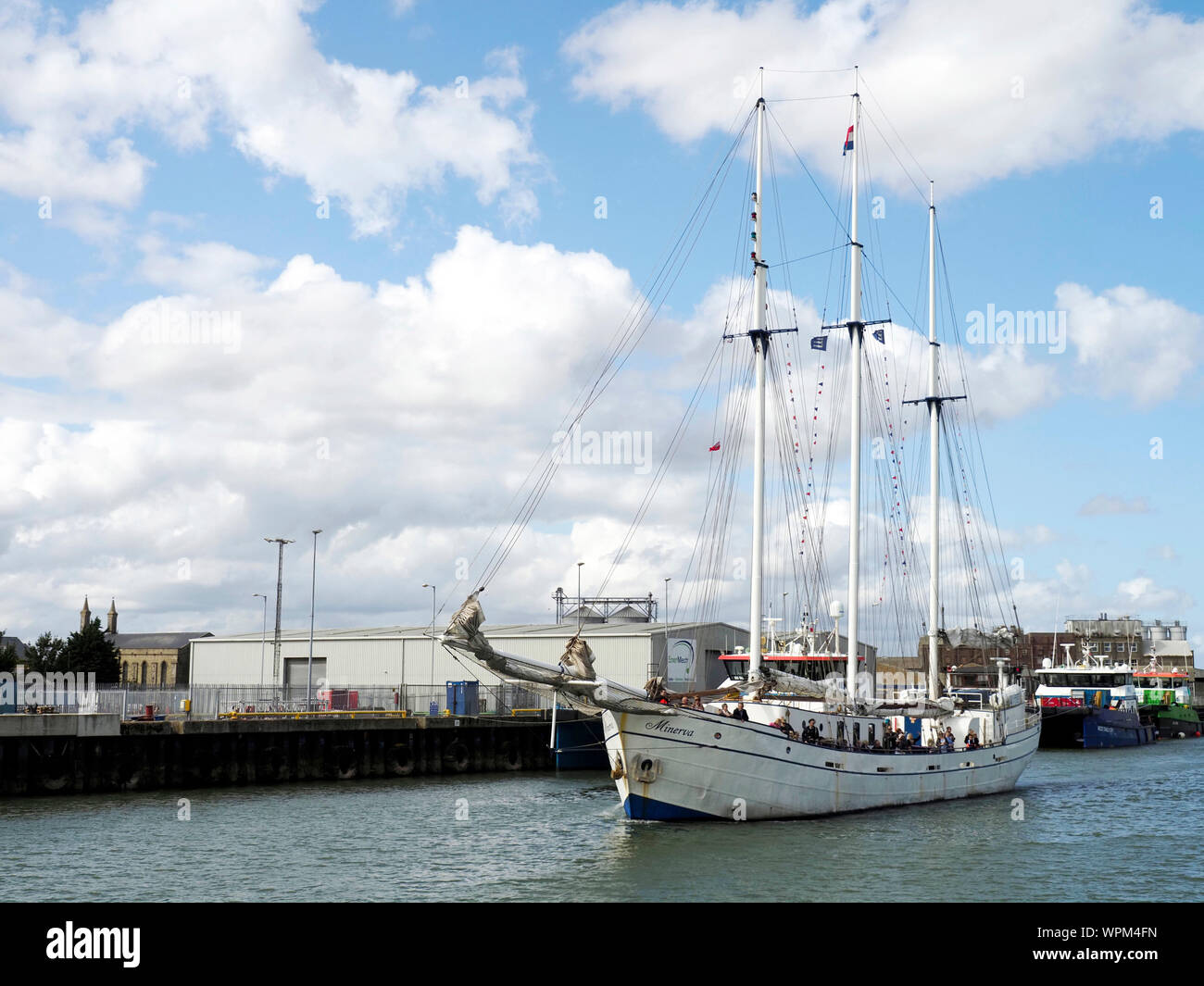Die Tall Ship SV Minerva rangieren in Great Yarmouth (Norfolk) Hafen wie es sich herausstellt, zum Meer mit einer Reise während der 2019 Maritime Festival zu Kopf. Stockfoto