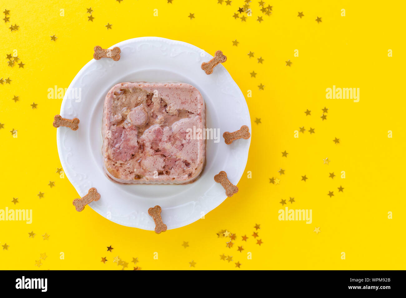 Happy Birthday Kuchen für Hund von Nassfutter und behandelt auf Gelb mit Kopie Raum Stockfoto