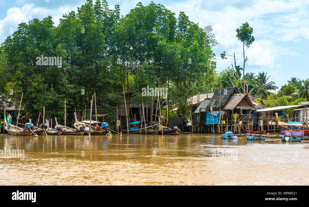 Fischerdorf auf dem Fluss in der Provinz Krabi, Thailand Stockfoto
