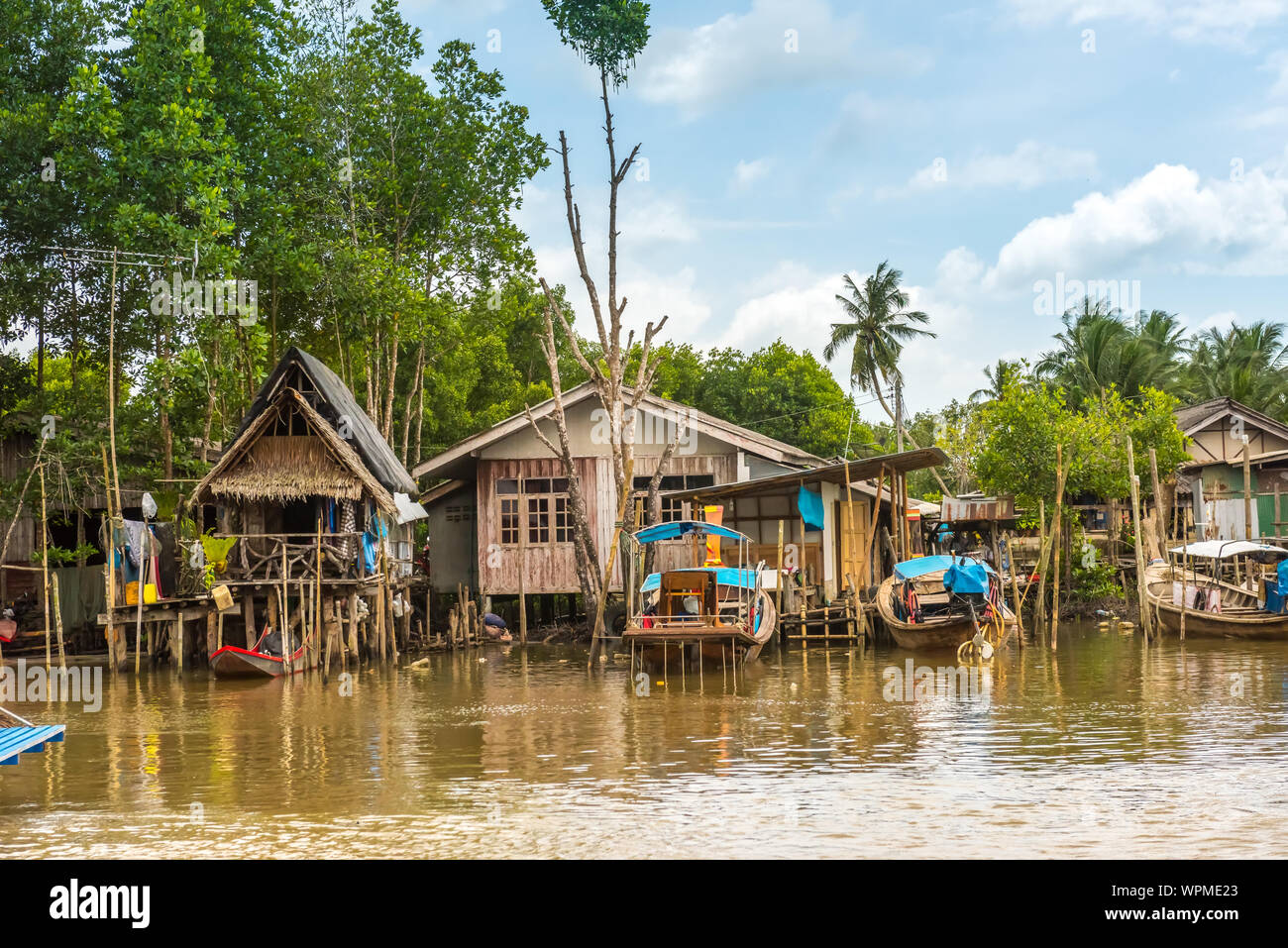 Fischerdorf auf dem Fluss in der Provinz Krabi, Thailand Stockfoto