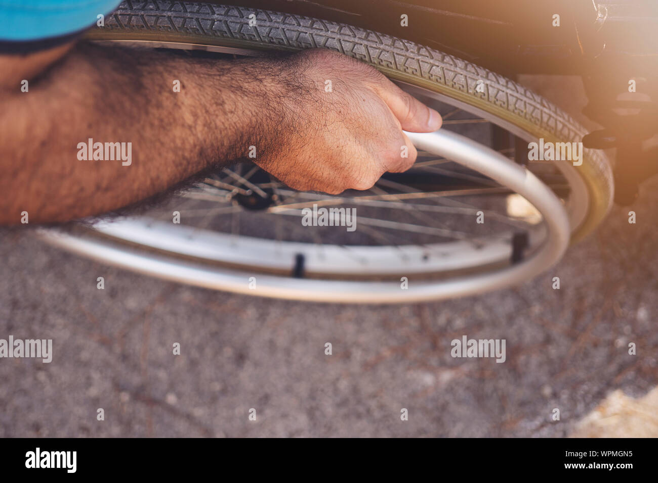 Close Up. Behinderte Menschen im Rollstuhl im Park. Behinderte junge Menschen. Mann auf Rollstuhl. Wiederherstellung und Healthcare Konzepte. Teamarbeit im Büro. Junge Worke Stockfoto