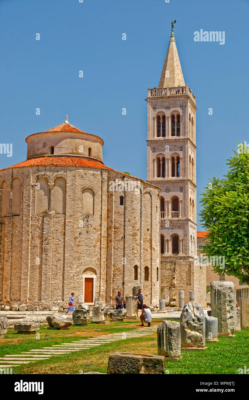Forum und die Kirche von St. Donatus mit der Glockenturm der Kathedrale St. Anastasia darüber hinaus in der Altstadt von Zadar, Kroatien. Stockfoto