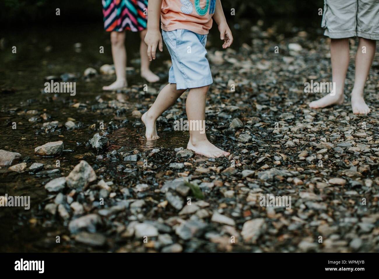 Barfuss kinder -Fotos und -Bildmaterial in hoher Auflösung – Alamy