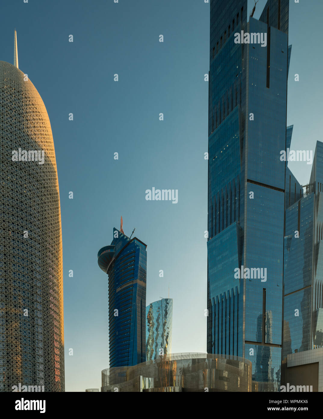 Wolkenkratzer in Doha bei Sonnenuntergang, Katar. Stockfoto