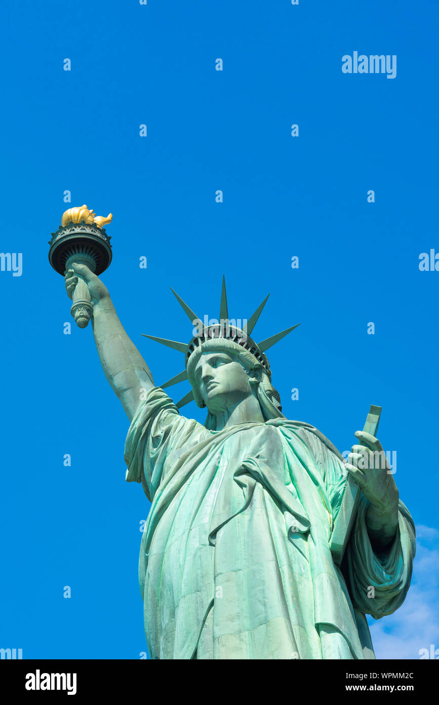 New York, Blick auf den oberen Teil der Freiheitsstatue vor blauem Himmel, New York City, New York, USA Stockfoto