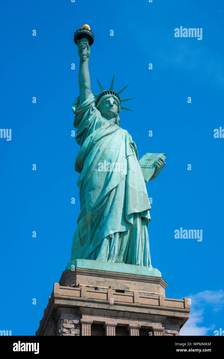 Freiheitsstatue, mit Blick auf die Freiheitsstatue vor blauem Himmel, New York City, USA Stockfoto