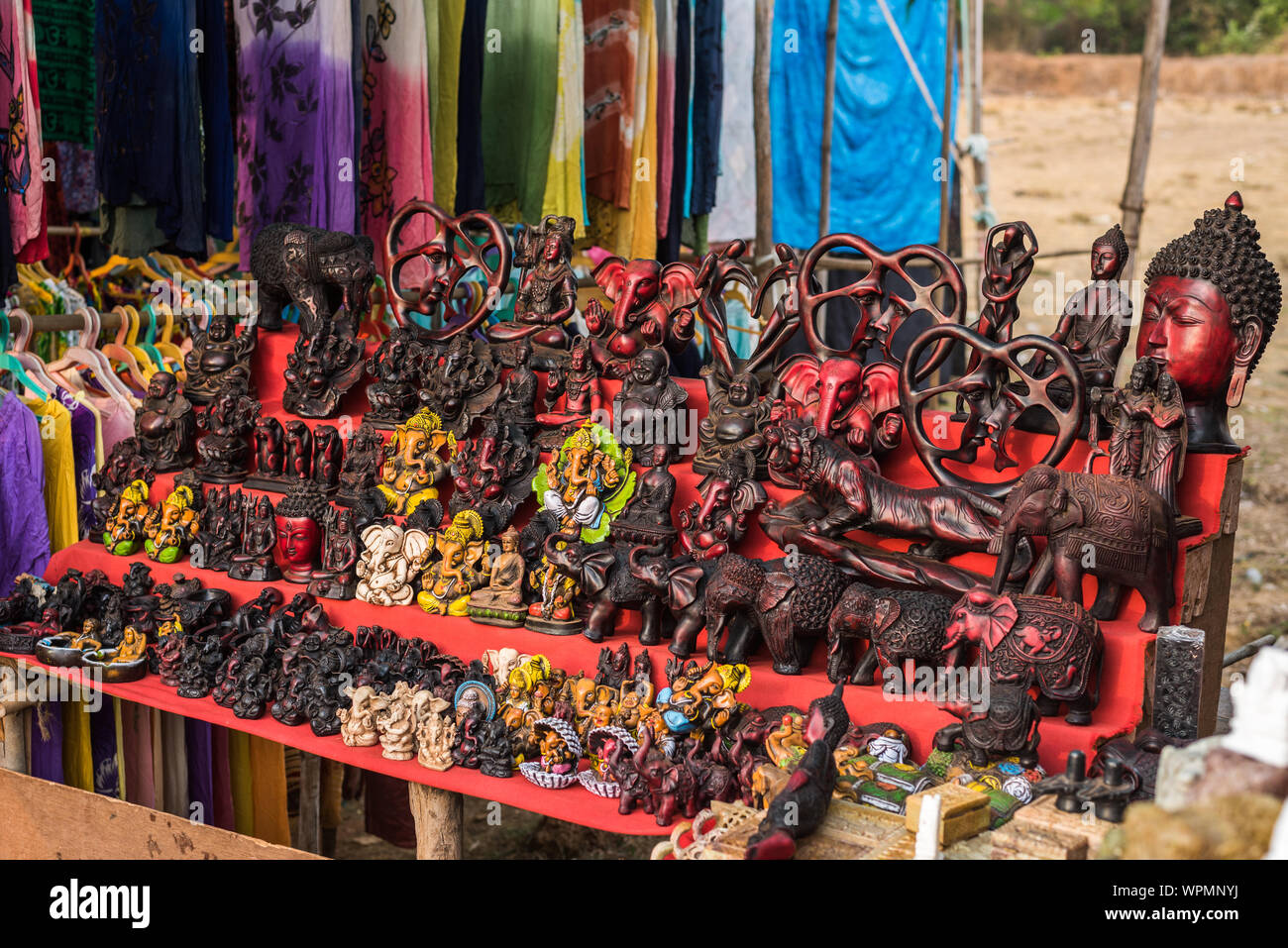 Anjuna Beach, Goa/Indien - 4. April 2018: Stände und provisorischen Läden, die indische Artefakte und handgefertigten Artikeln zu Touristen in Anjuna Beach Goa Stockfoto
