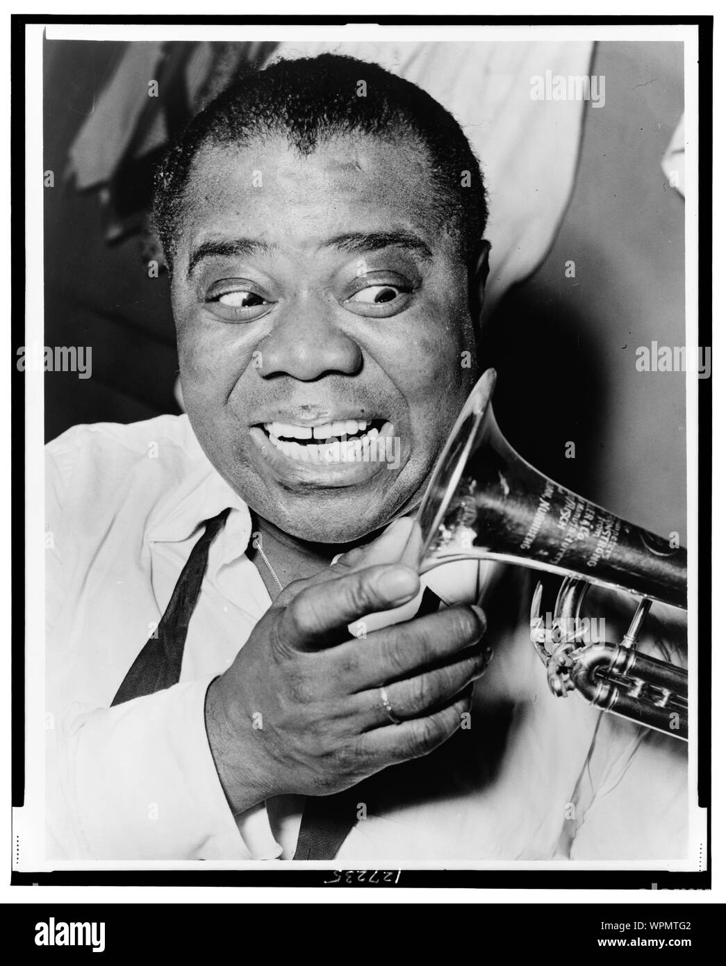 Louis Armstrong, Kopf und Schultern im Porträt, Vorderseite, Trompete. (F. X. Hüller & Co Neustadt/Aisch)/Welt Telegramm & Sun Foto von Herman Hiller.; Stockfoto