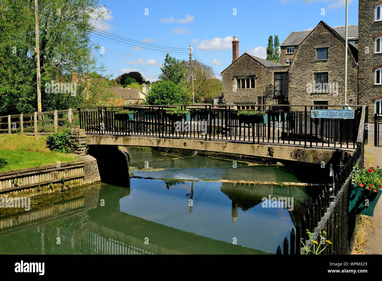 Fußgängerbrücke über den Fluss Avon (sherston Zweig) in St. John's, Malmesbury, Wiltshire. Stockfoto