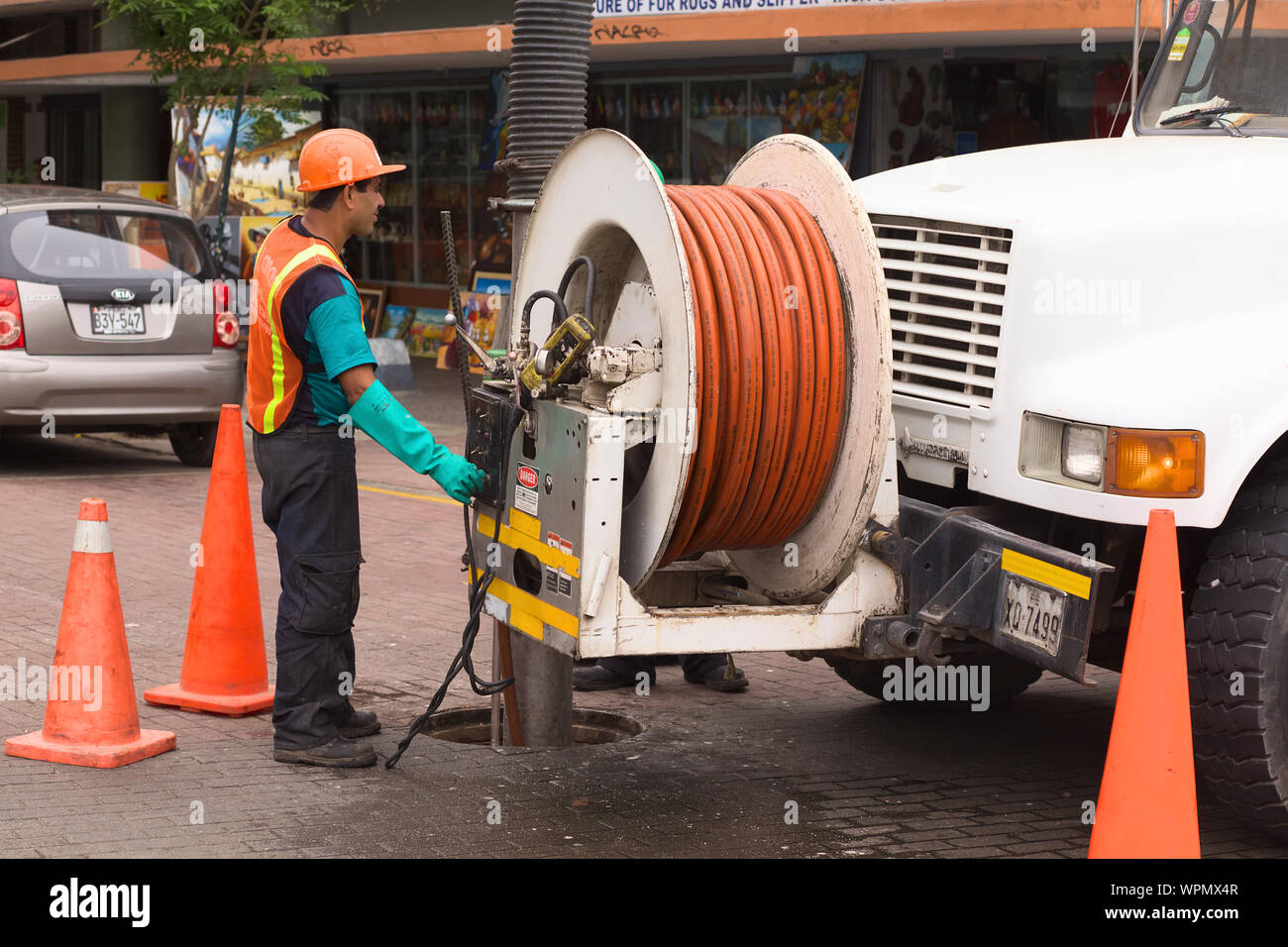 LIMA, PERU - 11. FEBRUAR 2012: Nicht identifizierte Person des Concyssa S.A. Reinigung des Abwassers mit Hilfe eines Lkw am 11. Februar 2012 Stockfoto