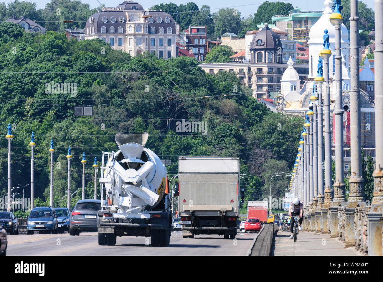 Kiew, Kiew: Paton Brücke, Lkw, Pkw, Fahrrad, Kiew, Ukraine Stockfoto
