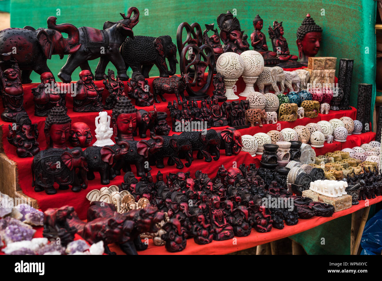 Anjuna Beach, Goa/Indien - 4. April 2018: Stände und provisorischen Läden, die indische Artefakte und handgefertigten Artikeln zu Touristen in Anjuna Beach Goa Stockfoto