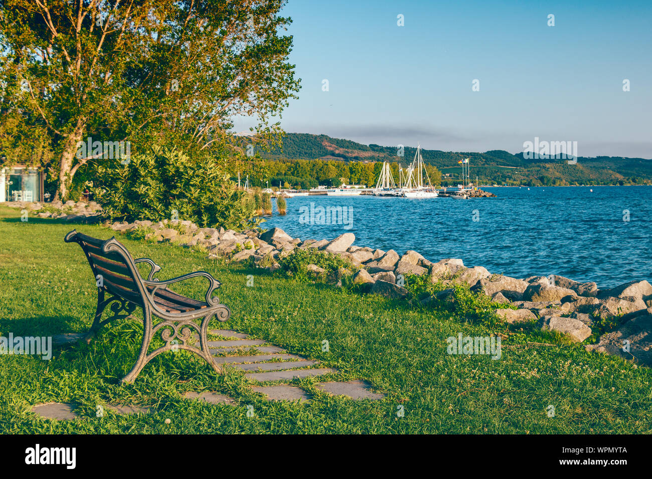 Einsamen alten Holzbank am Meer bei Sonnenuntergang Stockfoto