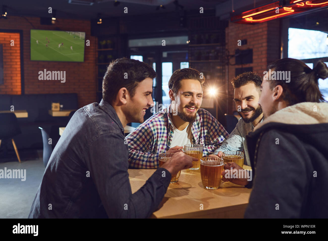 Freunden sprechen, trinken Bier in einer Bar. Stockfoto
